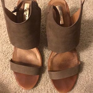 Halogen tan/gray wedges